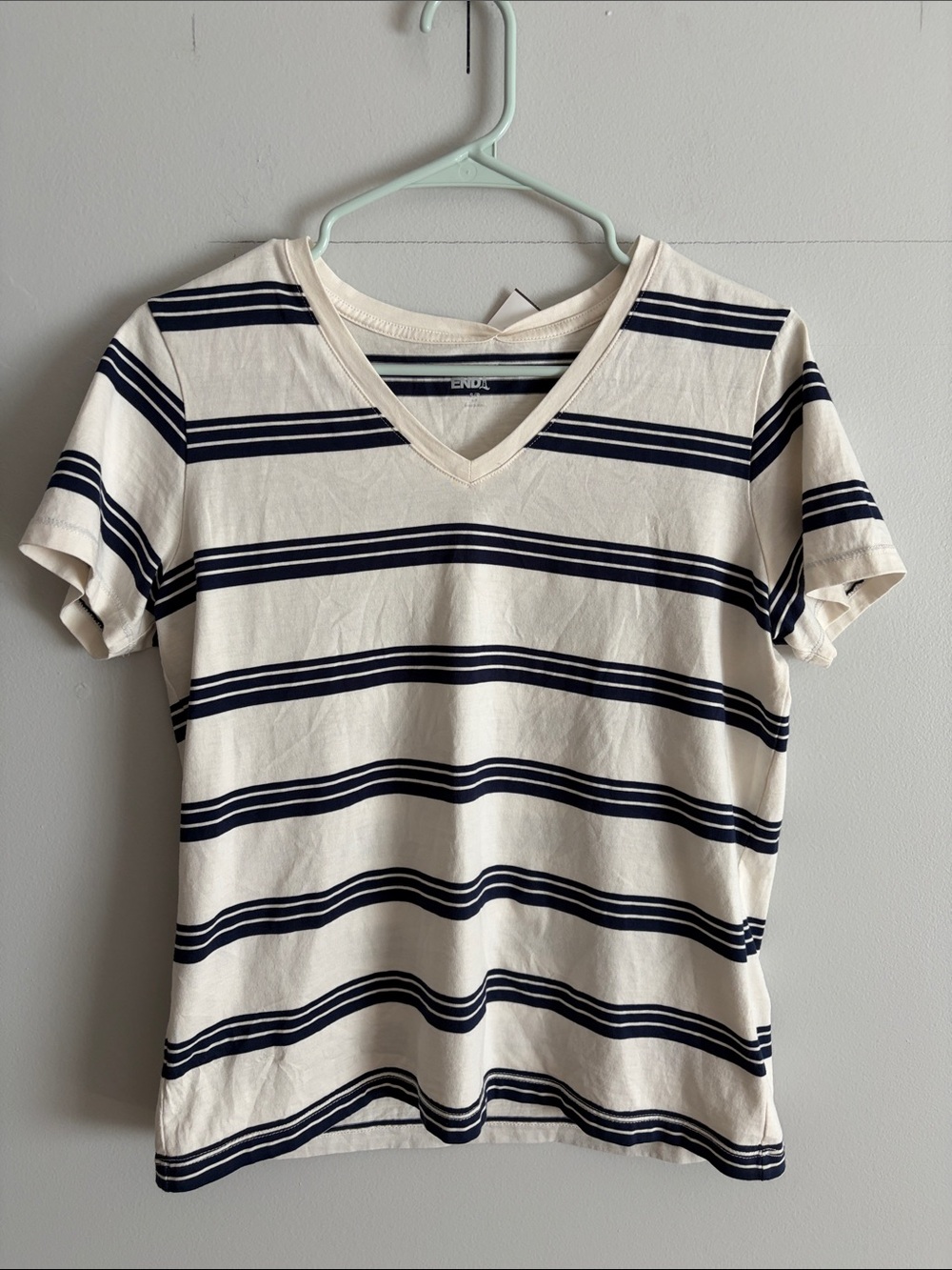 Lands' End Women's Cream & Navy Striped V-Neck Tee. Small. (6-8) 💯 cotton.